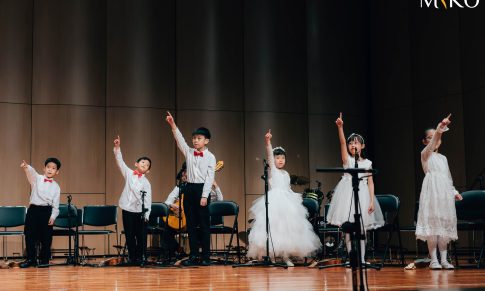 如何克服舞台恐懼：小孩不敢上台表演該怎麼辦？米可吉他告訴你！